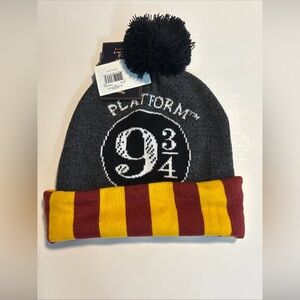 HARRY POTTER 9 3/4 Beanie Hat with Pom Pom Winter Wear Unisex New